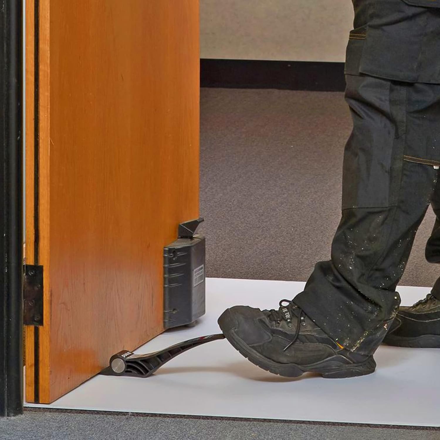 Foot-Operated Door Lifter - The Perfect Tool for Carpenters and Carpet Laying - Image 3
